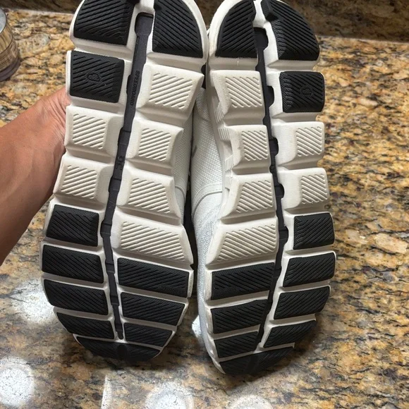 On Running women’s White and Black Athletic Shoes 8.5, great condition! - Picture 9 of 13